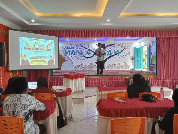 Ilham Mizoni di HUT PGRI MAN 4, " Guru Tak Terganti"
