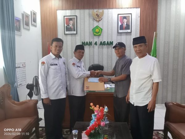 Perantau Paninjauan Serahkan Wakaf untuk Pembangunan Asrama Putra MAN 4 Agam